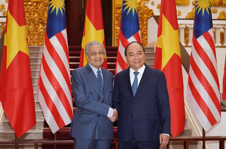 PM Nguyen Xuan Phuc memimpin upacara penyambutan dan pembicaraan dengan PM Malaysia - ảnh 1