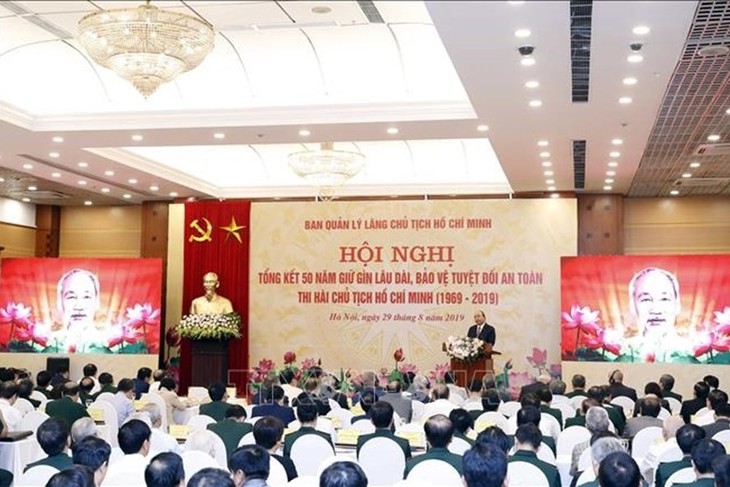 PM Nguyen Xuan Phuc menghadiri Konferensi evaluasi masa 50 tahun penjagaan dan pembelaan jenazah Presiden Ho Chi Minh - ảnh 1