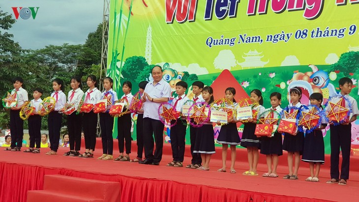 PM Nguyen Xuan Phuc menghadiri Festival Medio Musim Rontok dengan anak-anak di Provinsi Quang Nam - ảnh 1