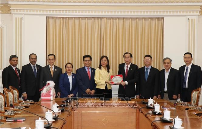 Pimpinan Kota Ho Chi Minh menerima Menteri Industri Utama Malaysia - ảnh 1