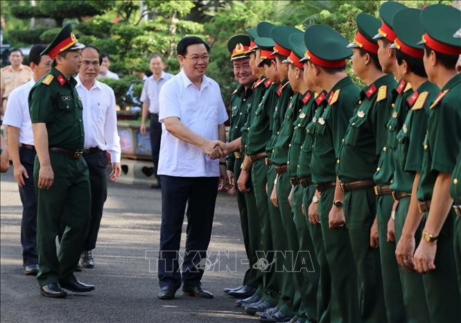 Deputi PM Vietnam, Vuong Dinh Hue melakukan temu kerja di korps militer 15, Provinsi Gia Lai - ảnh 1