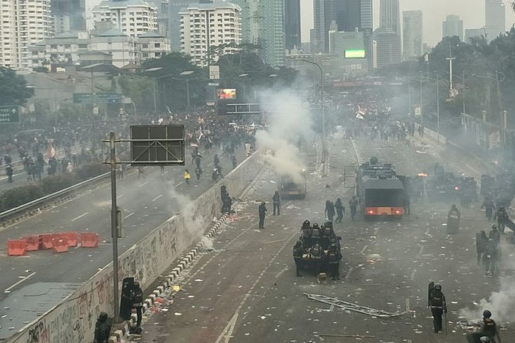 Memprotes RUU baru, demonstrasi berubah menjadi huru hara di kalangan mahasiswa Indonesia - ảnh 1