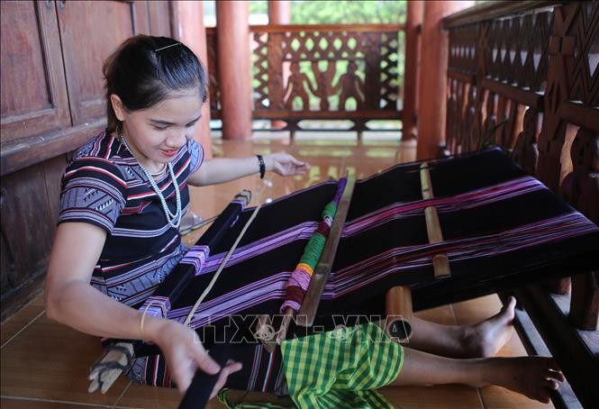 Kerajinan menenun kain ikat dari orang H’re adalah pusaka budaya nonbendawi national - ảnh 1