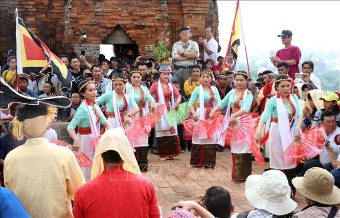 Festival “Ka Te” yang dilakukan dari warga etnis minoritas Cham di Provinsi Ninh Thuan - ảnh 1