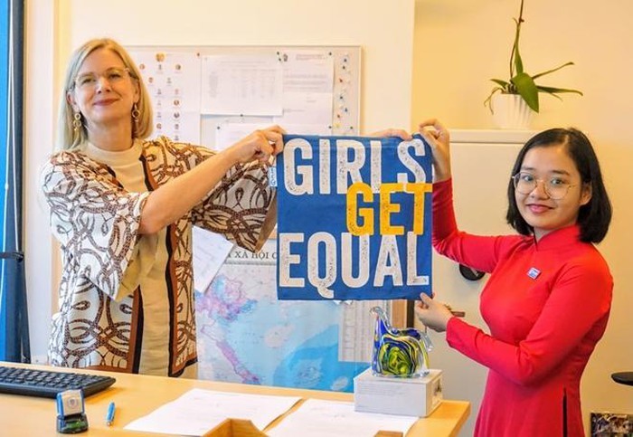 Menyambut Hari Internasional Anak Perempuan 11/10: Dubes Swedia memberdayakan anak-anak perempuan Vietnam - ảnh 1