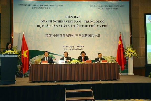 Forum kerjasama pengembangan produksi dan pemasaran teh dan kopi Vietnam-Tiongkok - ảnh 1