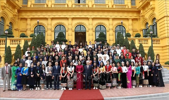 Wakil Presiden Vietnam, Dang Thi Ngoc Thinh Menerima Rombongan Pelajar dan Mahasiswa Etnis Minoritas yang Terkemuka - ảnh 1