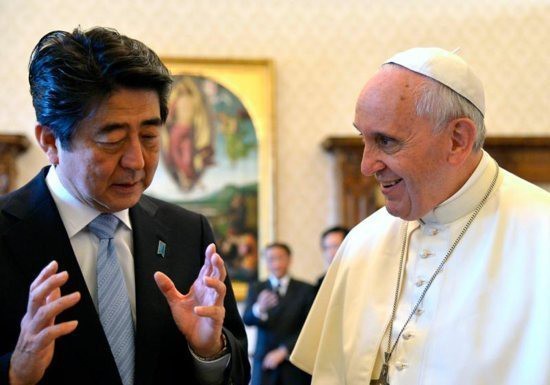 PM Jepang meminta kepada Paus Fransiskus supaya melakukan kerjasama dalam masalah Semenanjung Korea - ảnh 1