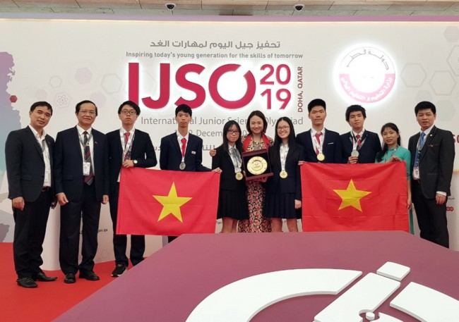 Para Pelajar Vietnam Mencapai Tiga Medali Emas di Olimpiade Ilmuwan Muda Internasional - ảnh 1