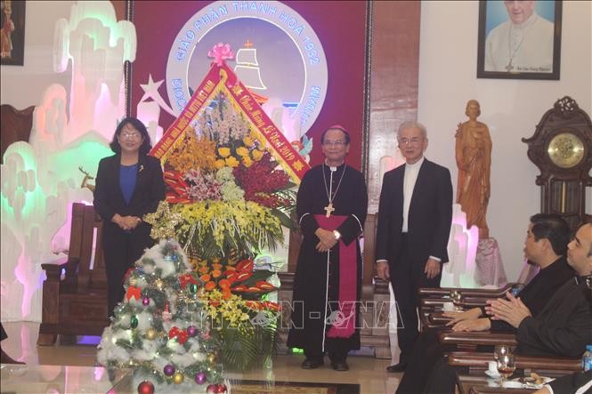 Hari Natal 2019: Wapres Dang Thi Ngoc Thinh Mengunjungi dan Mengucapkan Selamat kepada Para Pemuka dan Umat Katolik di Kota Thanh Hoa - ảnh 1