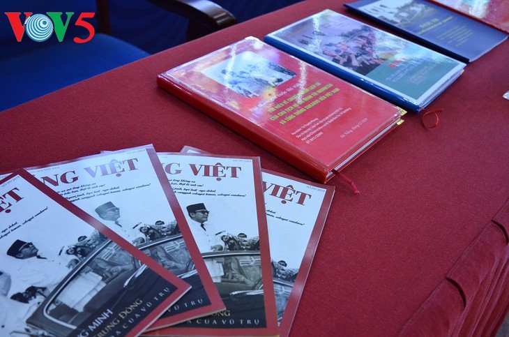 Acara Evaluasi dan Penyampaian Hadiah Sayembara Mengarang “Mencari Tahu tentang Kunjungan Bersejarah Presiden Ho Chi Minh di Indonesia dan Presiden Soekarno di Vietnam” - ảnh 9