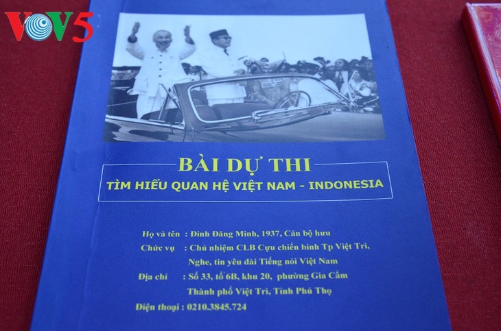 Acara Evaluasi dan Penyampaian Hadiah Sayembara Mengarang “Mencari Tahu tentang Kunjungan Bersejarah Presiden Ho Chi Minh di Indonesia dan Presiden Soekarno di Vietnam” - ảnh 12