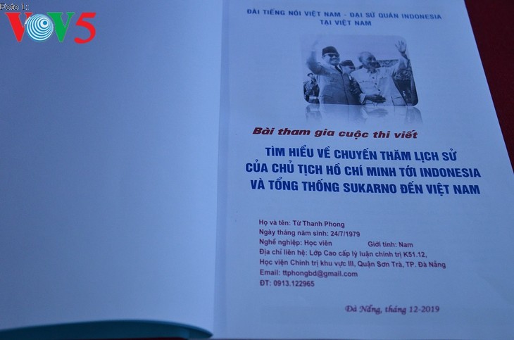 Acara Evaluasi dan Penyampaian Hadiah Sayembara Mengarang “Mencari Tahu tentang Kunjungan Bersejarah Presiden Ho Chi Minh di Indonesia dan Presiden Soekarno di Vietnam” - ảnh 10