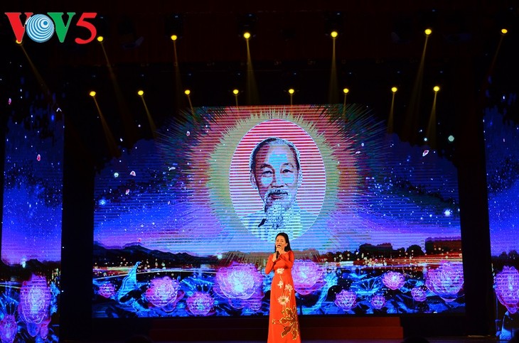 Acara Evaluasi dan Penyampaian Hadiah Sayembara Mengarang “Mencari Tahu tentang Kunjungan Bersejarah Presiden Ho Chi Minh di Indonesia dan Presiden Soekarno di Vietnam” - ảnh 15