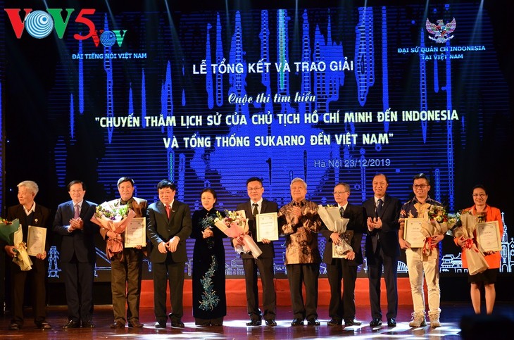Acara Evaluasi dan Penyampaian Hadiah Sayembara Mengarang “Mencari Tahu tentang Kunjungan Bersejarah Presiden Ho Chi Minh di Indonesia dan Presiden Soekarno di Vietnam” - ảnh 8