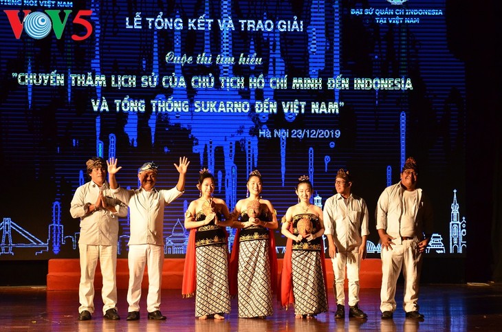 Acara Evaluasi dan Penyampaian Hadiah Sayembara Mengarang “Mencari Tahu tentang Kunjungan Bersejarah Presiden Ho Chi Minh di Indonesia dan Presiden Soekarno di Vietnam” - ảnh 16