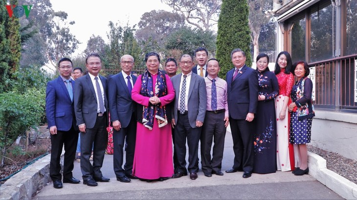 Wakil Harian Ketua MN Vietnam, Tong Thi Phong Mengunjungi Ketutaan Besar dan Melakukan Pertemuan Dengan Komunitas Vietnam di Australia - ảnh 1