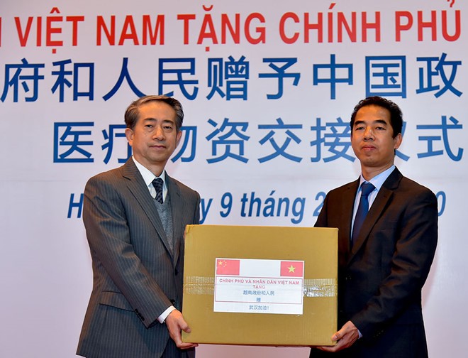 Vietnam memberikan peralatan kesehatan untuk membantu Tiongkok menanggulangi wabah Virus Corona - ảnh 1