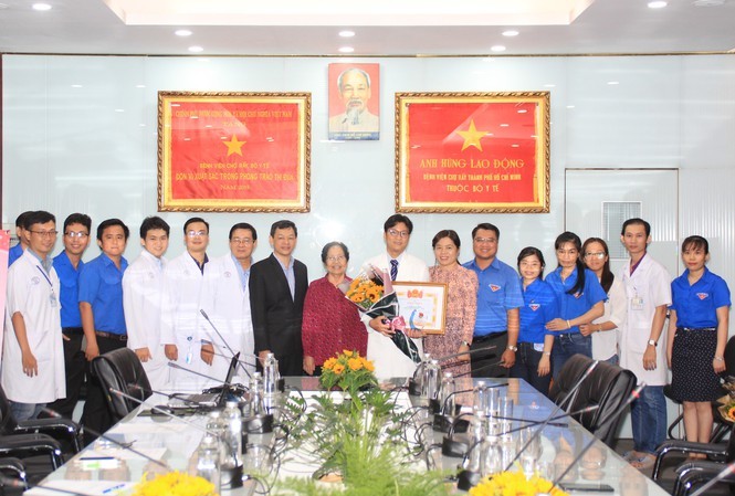 Peringatan ultah ke-65 Hari Dokter Vietnam: Memberikan Penghargaan Pham Ngoc Thach kepada 28 dokter muda - ảnh 1