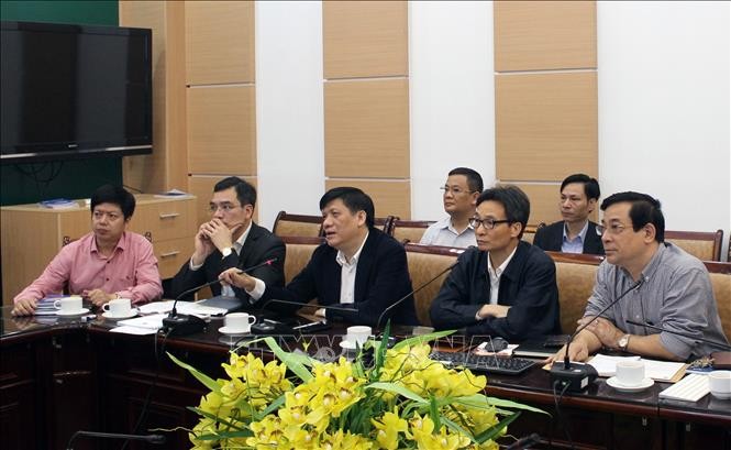  Wakil PM Vu Duc Dam memeriksa Pusat Pengelolaan dan Penyelenggaraan Online membantu pengobatan wabah COVID-19 - ảnh 1