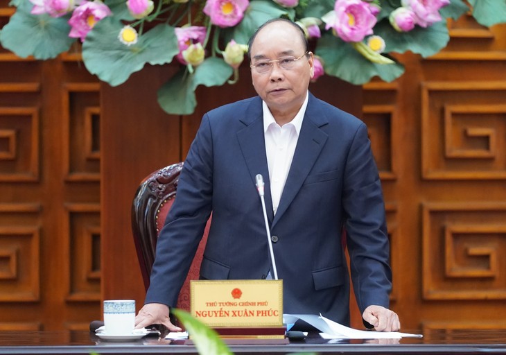 PM Nguyen Xuan Phuc memimpin sidang Badan Harian Pemerintah untuk membahas beberapa proyek lalu lintas - ảnh 1