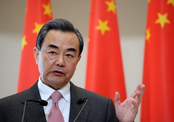 Menlu Tiongkok melakukan pembicaraan telepon dengan Menteri banyak negara untuk mengungkapkan masalah dengan nama virus - ảnh 1
