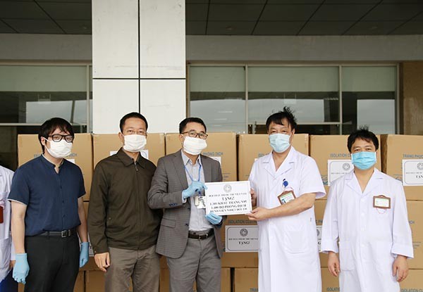 Asosiasi Dokter Muda memberikan puluhan ribu baju pelindung dan masker untuk membantu garis depan mencegah wabah Covid-19 - ảnh 1