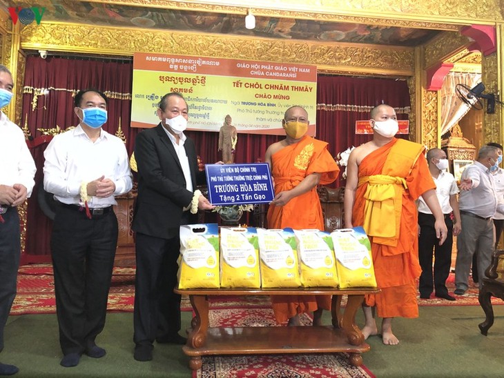 Deputi Harian PM Truong Hoa Binh mengucapkan selamat Hari Raya Chol Chnam Thmay kepada etnis minoritas Khmer daerah Nam Bo di pagoda Cadaransi - ảnh 1