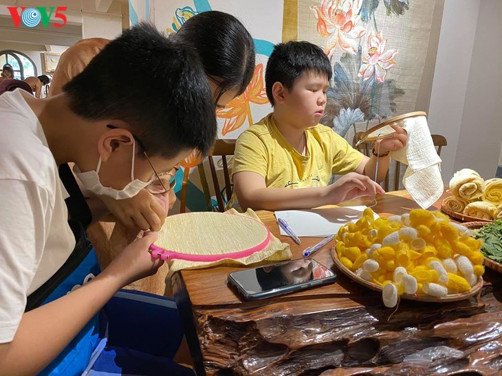Anak-anak mencari tahu tentang sutra tradisional Vietnam  - ảnh 12