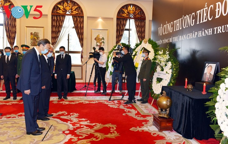 Pemimpin Tiongkok melakukan upacara penghormatan terakhir mantan Sekjen KS PKV, Le Kha Phieu - ảnh 1