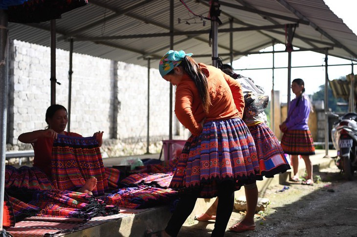 Warna Kain Ikat di Pasar Pa Co - ảnh 10