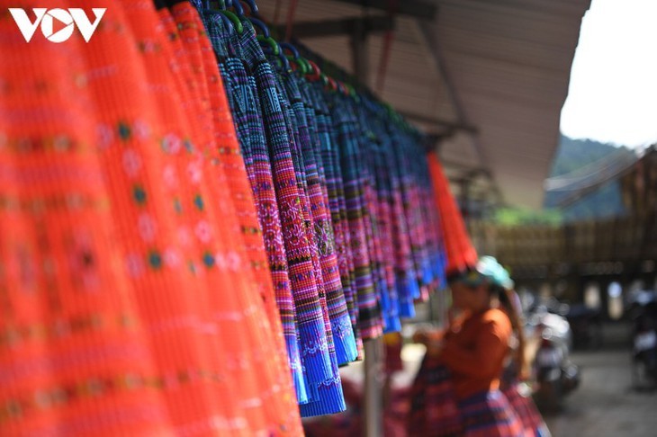Warna Kain Ikat di Pasar Pa Co - ảnh 11