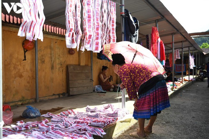Warna Kain Ikat di Pasar Pa Co - ảnh 3