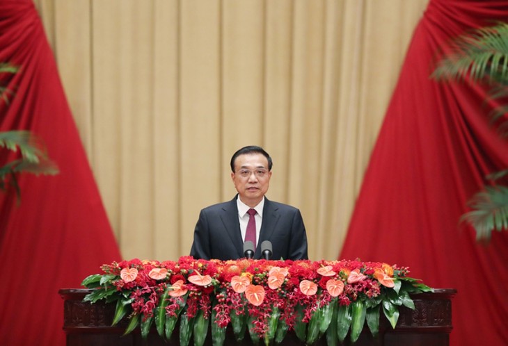PM Tiongkok Menegaskan Upaya Menyelesaikan Target-Target Menghadapi Dampak-Dampak Wabah Covid-19 - ảnh 1