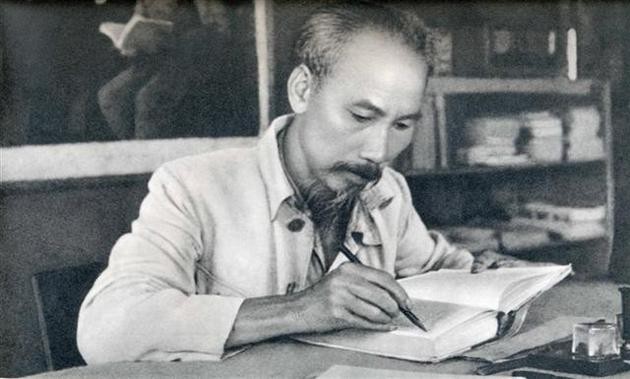 Mengikhtisarkan Surat Beberapa Pendengar dan Memperkenalkan Pelajaran Bahasa Asing Presiden Ho Chi Minh - ảnh 2