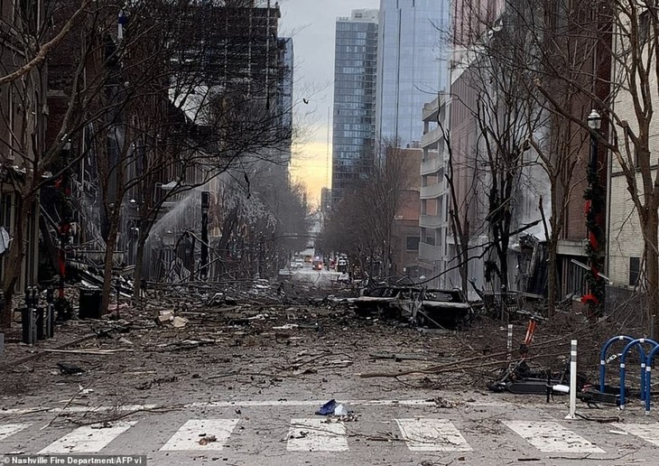 AS: Ledakan Besar Mengguncangkan Kota pada Hari Natal - ảnh 1