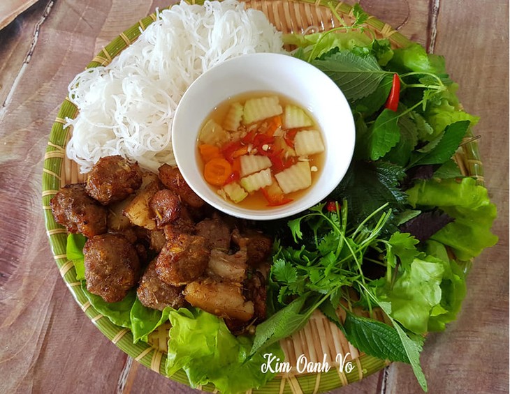 Perkenalan Sepintas tentang Beberapa Makanan Vietnam yang Terkenal di Dunia dan Becak Hue - ảnh 2