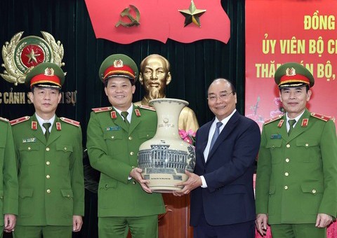 PM Nguyen Xuan Phuc Ucapkan Selamat Hari Raya Tet kepada Beberapa Unit Pasukan Keamanan Publik Rakyat - ảnh 1