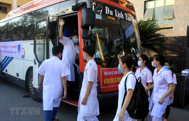 Lebih dari 2.700 Personil Kesehatan, Mahasiswa Kedokteran dan Farmasi Membantu Provinsi Bac Ninh dan Provinsi Bac Giang Mencegah dan Menanggulangi  Wabah Covid-19 - ảnh 1