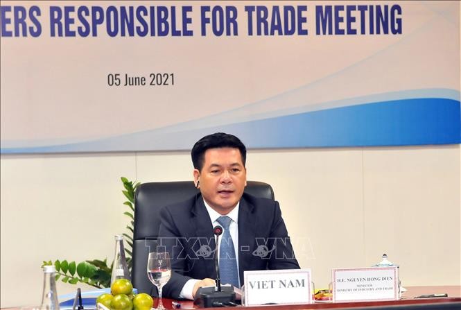 Vietnam Bersedia Bekerja Sama dengan Para Anggota APEC untuk Hadapi Berbagai Tantangan Akibat Wabah Covid-19 - ảnh 1