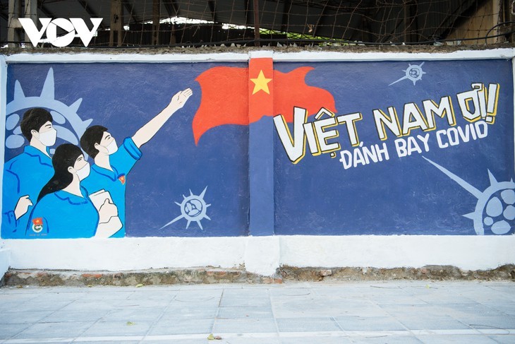 Keunikan Sudut Jalan Berhiaskan Mural Propaganda Pencegahan dan Penanggulangan Wabah Covid-19 di Kota Hanoi - ảnh 14