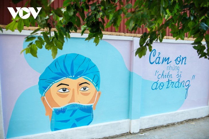 Keunikan Sudut Jalan Berhiaskan Mural Propaganda Pencegahan dan Penanggulangan Wabah Covid-19 di Kota Hanoi - ảnh 11