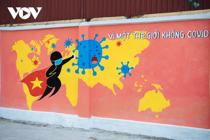 Keunikan Sudut Jalan Berhiaskan Mural Propaganda Pencegahan dan Penanggulangan Wabah Covid-19 di Kota Hanoi - ảnh 4