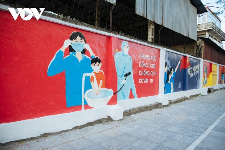 Keunikan Sudut Jalan Berhiaskan Mural Propaganda Pencegahan dan Penanggulangan Wabah Covid-19 di Kota Hanoi - ảnh 3