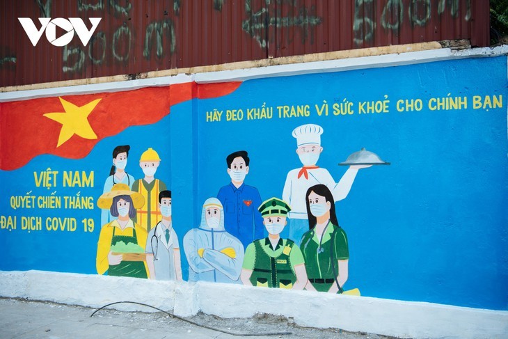 Keunikan Sudut Jalan Berhiaskan Mural Propaganda Pencegahan dan Penanggulangan Wabah Covid-19 di Kota Hanoi - ảnh 13