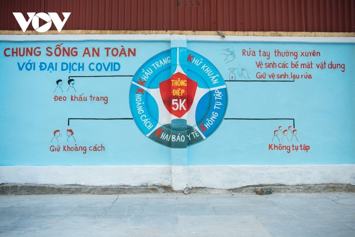 Keunikan Sudut Jalan Berhiaskan Mural Propaganda Pencegahan dan Penanggulangan Wabah Covid-19 di Kota Hanoi - ảnh 9