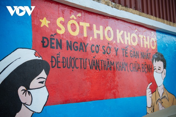 Keunikan Sudut Jalan Berhiaskan Mural Propaganda Pencegahan dan Penanggulangan Wabah Covid-19 di Kota Hanoi - ảnh 8