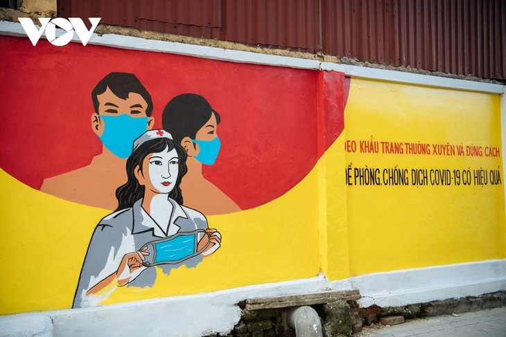 Keunikan Sudut Jalan Berhiaskan Mural Propaganda Pencegahan dan Penanggulangan Wabah Covid-19 di Kota Hanoi - ảnh 7