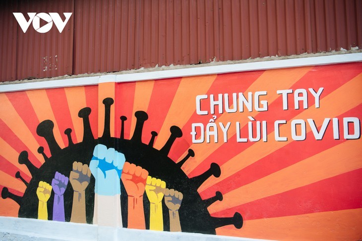 Keunikan Sudut Jalan Berhiaskan Mural Propaganda Pencegahan dan Penanggulangan Wabah Covid-19 di Kota Hanoi - ảnh 6