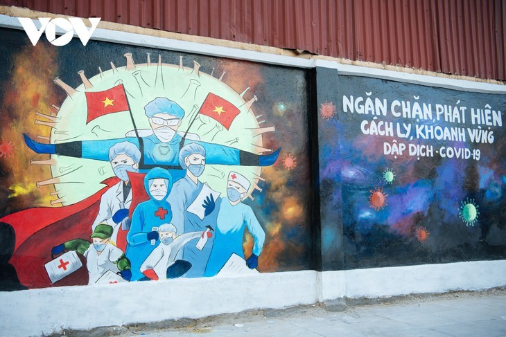 Keunikan Sudut Jalan Berhiaskan Mural Propaganda Pencegahan dan Penanggulangan Wabah Covid-19 di Kota Hanoi - ảnh 5
